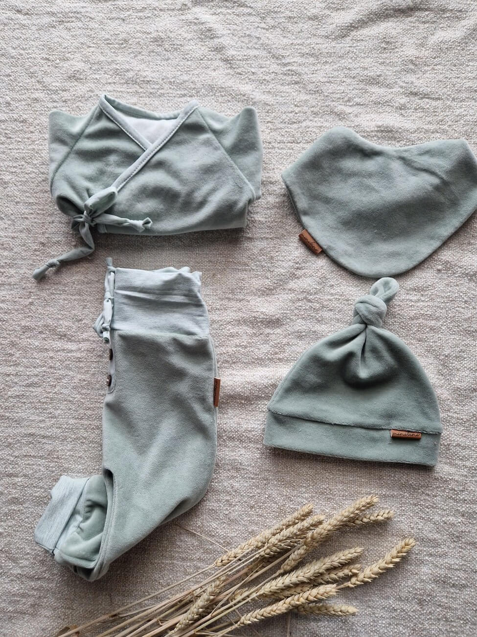 KOMPLETEK PLIŠ hlačke, majčka, rutica, kapica MINT
